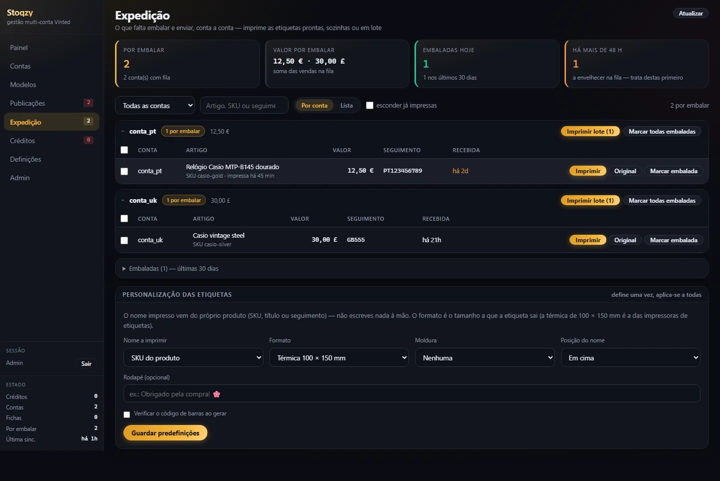 Expedição no Stoqzy Studio: vendas por embalar agrupadas por conta, com valor, número de seguimento, botões Imprimir e Marcar embalada, e a personalização das etiquetas com nome a imprimir, formato térmico 100 por 150 mm e rodapé